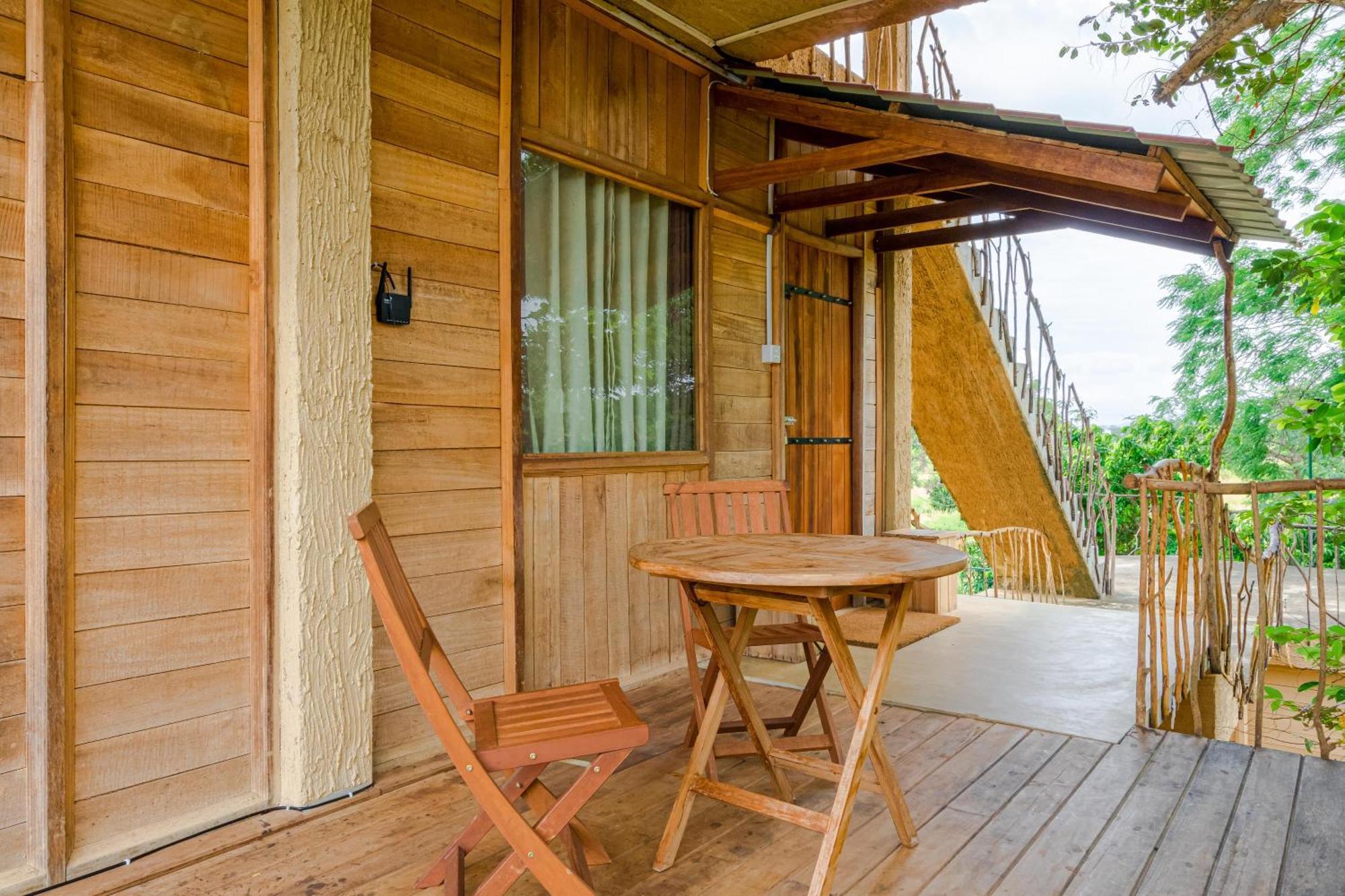 Lodge Rock Shade Chalet-